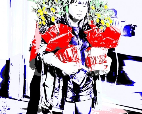 ragazza-con-fiori
